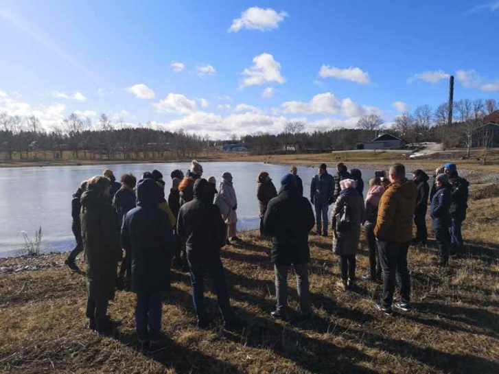 Projekta dalībnieki apskata lietusūdens rezervuāru, kas tālāk tiek attīrīts un novadīts tālākai izmantošanai