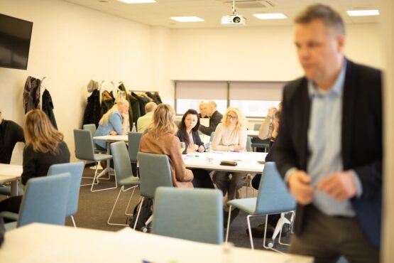 Diskusijas darba grupās - redzama daļa no projekta partneriem, tai skaitā 2 pārstāvji no Latvijas