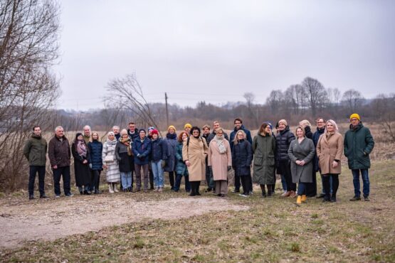 Visi projekta partneri no 6 valstīm, apskatot dabas objektu, kur perspektīvā plānots savākt lietus ūdeņus, lai teritoriju izveidotu piemērotu atpūtai
