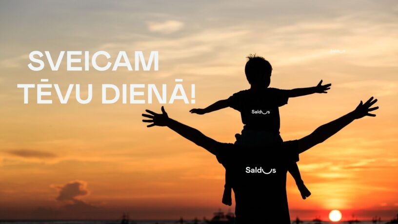 Tēva un bērna silueti saulrietā, bērns sēž tēvam uz pleciem, abiem izplestām rokām. Attēlā redzams teksts: SVEICAM TĒVU DIENĀ! un Saldus logo.