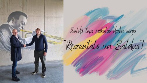 Divi vīrieši, viens pelēkā mētelī un otrs tumši zilā jakā, stāv un sniedz rokasspiedienu pie sienas gleznojuma, kurā attēlots mūziķis ar trombonu. Attēla labajā pusē ir krāsains abstrakts fons ar tekstu "Saldu taps mākslas darbu sērija "Rozentāls un Saldus!"".